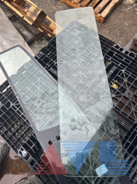 Стекло кабины заднее фиксированное (L по центр=1387, H=370) Дэу Новус Daewoo Novus 3751200040 Новое