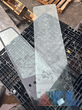 Стекло кабины заднее фиксированное (L по центр=1387, H=370) Дэу Новус Daewoo Novus 3751200040 Новое